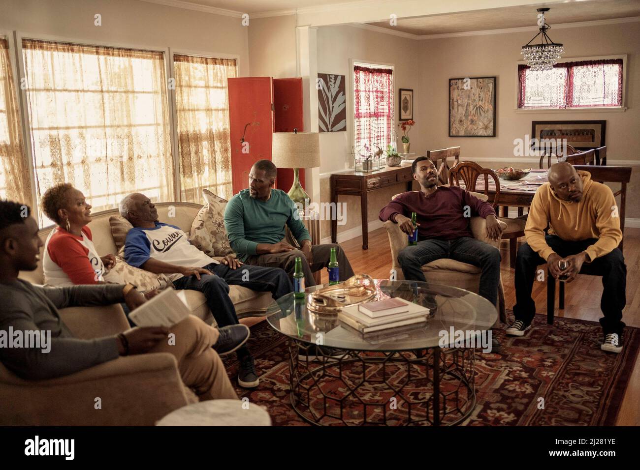 VERÖFFENTLICHUNGSDATUM: 1. April 2022. TITEL: Der Teufel, den du kennst. STUDIO: Lionsgate. REGIE: Charles Murray. HANDLUNG: Nach einem Leben voller Schwierigkeiten hat ein Mann die Chance, die Dinge mit der Liebe und Unterstützung seiner Familie umzudrehen. Als er versucht, es richtig zu machen, findet er sich wieder in den dunklen Ort zurück, den er überwunden hat. HAUPTROLLEN: Vaughn W. Hebron, Vanessa Bell Calloway, Glynn Turman, Curtiss Cook, William Catlett und Omar Epps als Marcus Cowans. (Kreditbild: © Lionsgate/Entertainment Picturs) Stockfoto