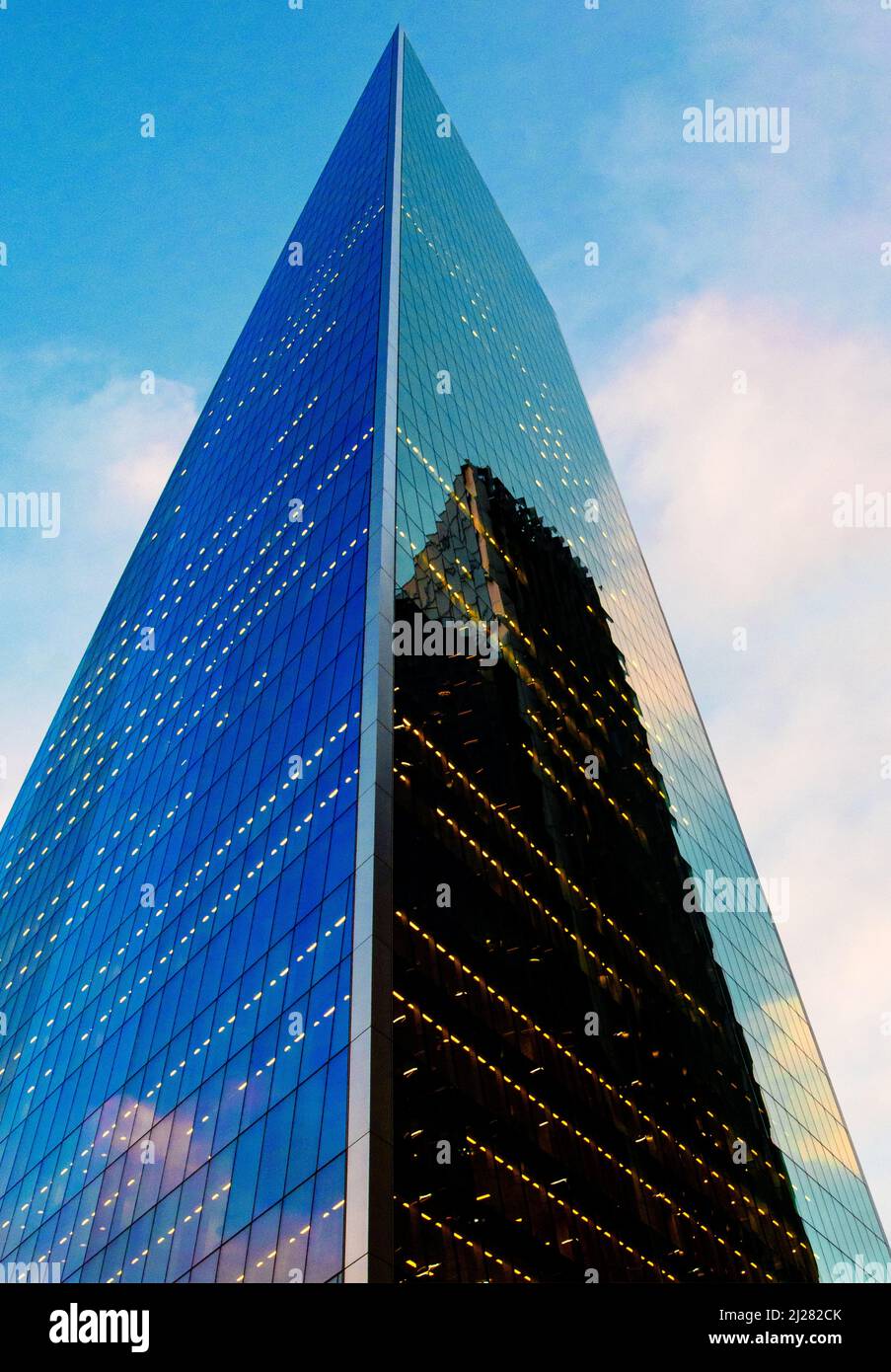 Hochmoderne Wolkenkratzer in Aldgate, London, spiegeln die Wolkenlandschaft der City of London wider Stockfoto