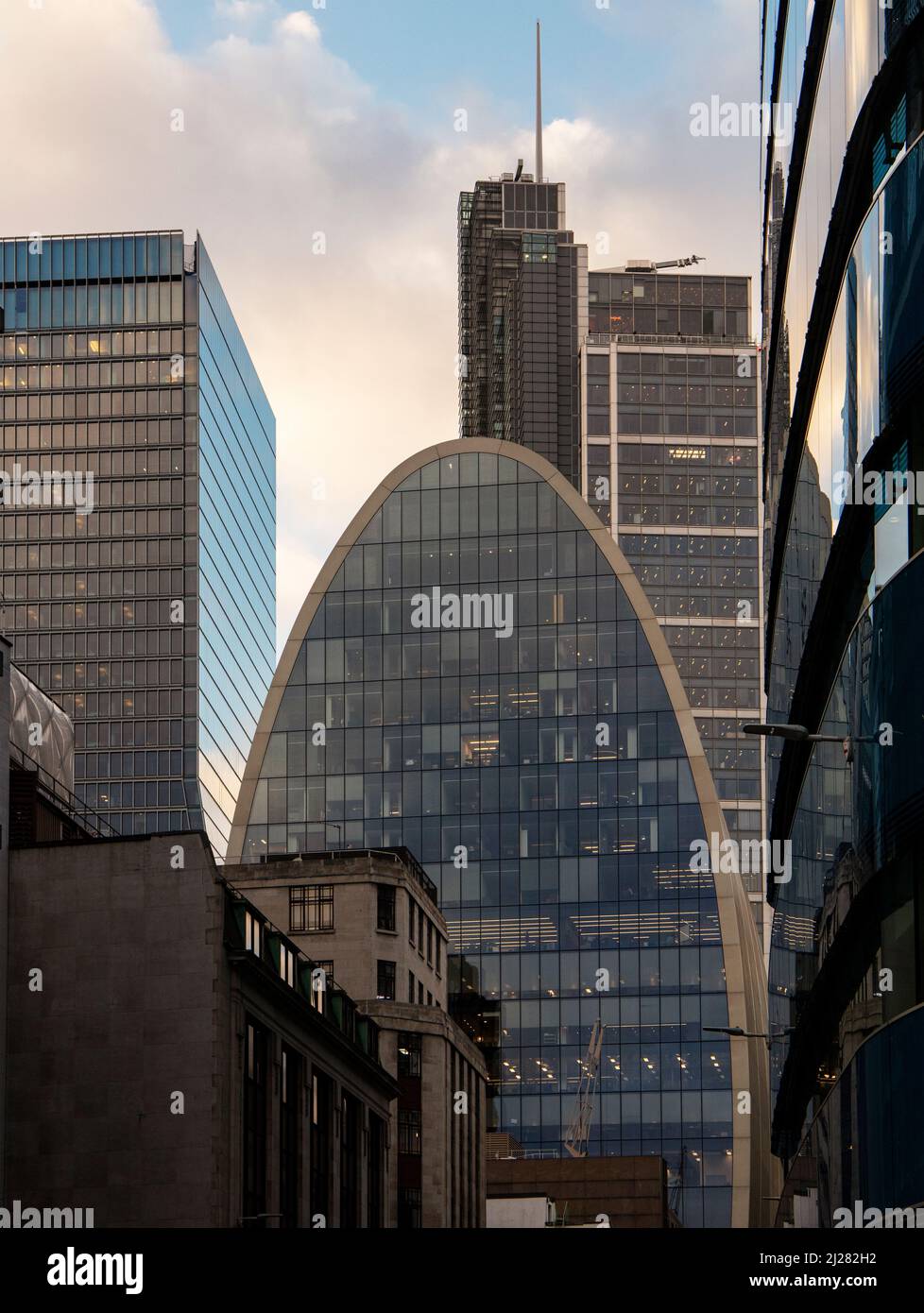 Hochmoderne Wolkenkratzer in Aldgate, London, spiegeln die Wolkenlandschaft der City of London wider Stockfoto