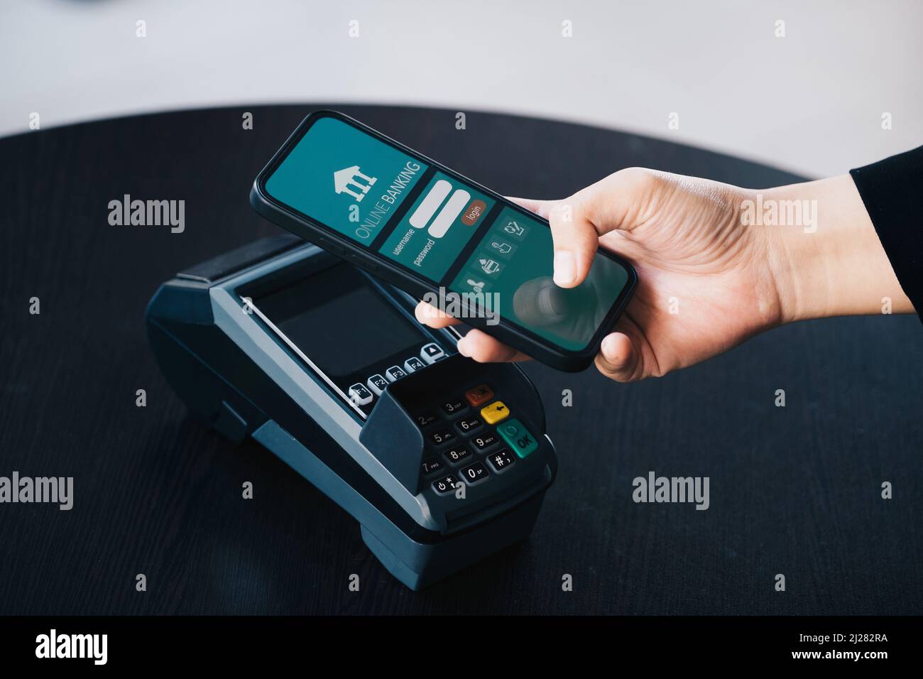 Sichere Zahlungstechnologie Konzept und Service Charge, Kunden nutzen ihr Telefon, um mit Paywave-Technologie zu bezahlen, indem sie in der Nähe der elektronischen tippen Stockfoto