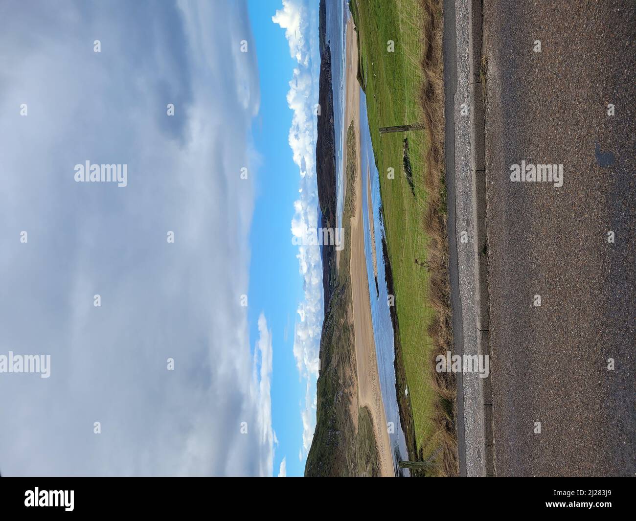 Eine wunderschöne Aussicht auf Loch Humphrey vom Straßenrand aus gesehen, gegen den blau bewölkten Himmel im Westen von Dunbartonshire, Schottland Stockfoto