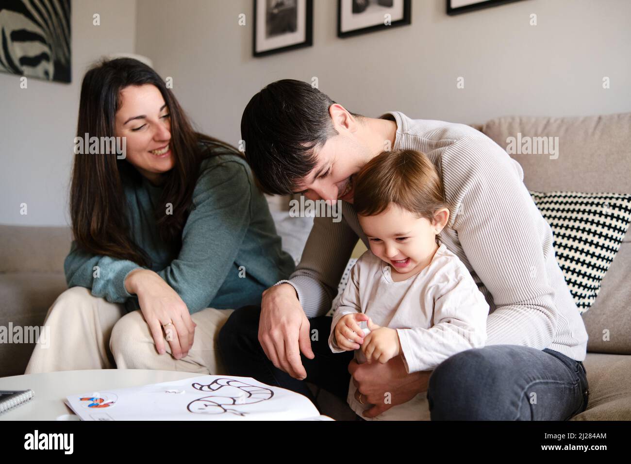 Glückliche Familie, die Zeit zusammen genießt, während sie sich zu Hause entspannt. Stockfoto