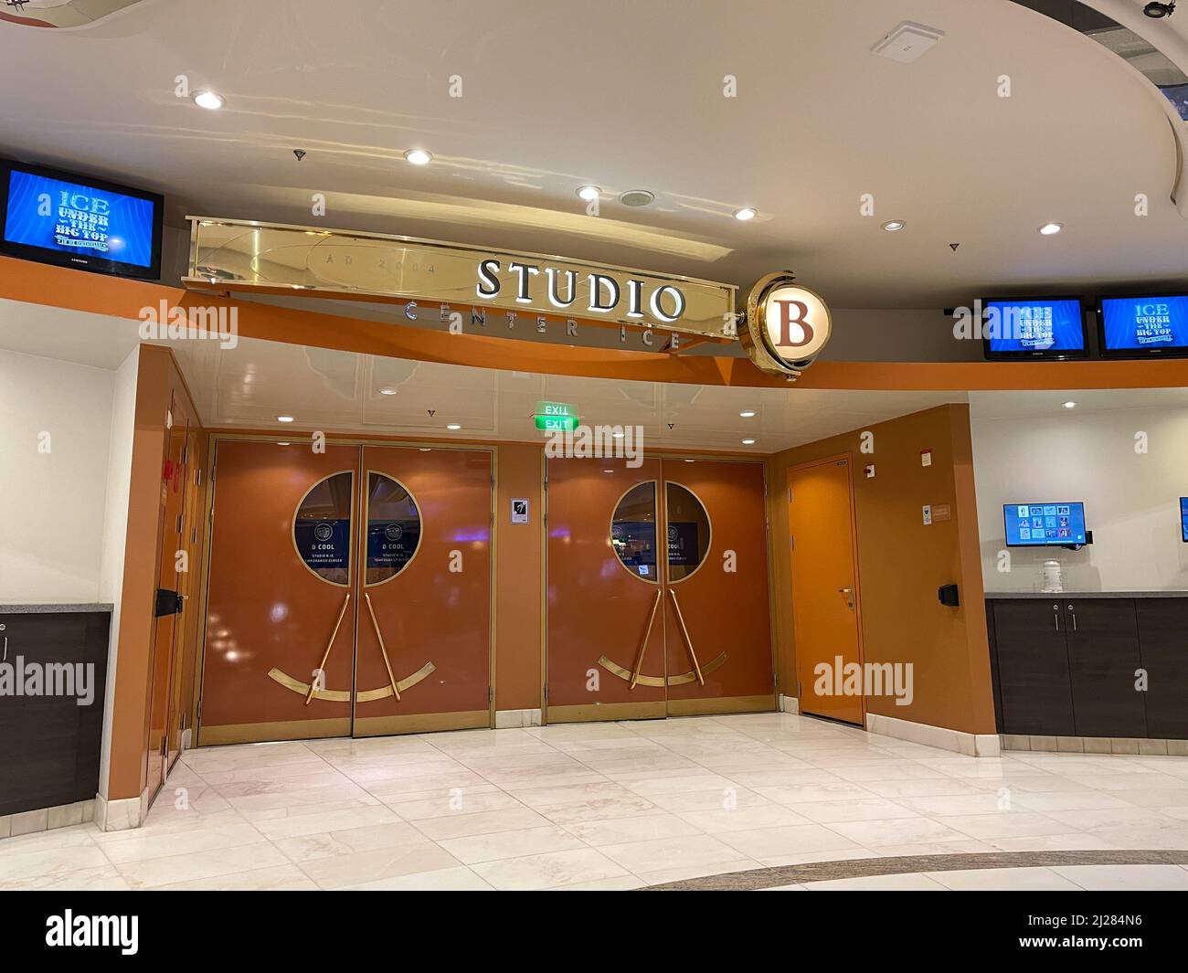 Orlando, FL USA - 13. September 2021: Das Studio B Theater auf dem Royal Caribbean Cruise Ship Mariner of the Seas in Port Canaveral, Florida. Stockfoto