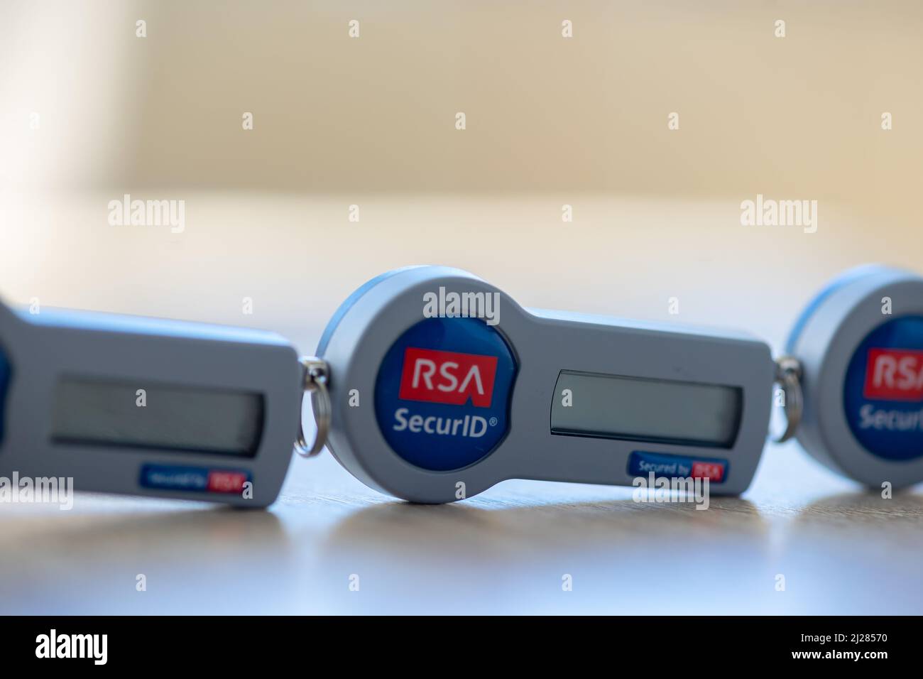 Timisoara, Rumänien - 20. Juni 2021: Nahaufnahme eines RSA SecurID-Tokens auf einem Holztisch, SID700 Stockfoto