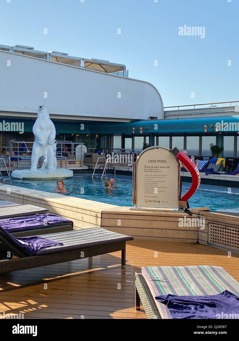 Ft. Lauderdale, FL USA - 4. November 2019: Das Hallenbad und der Whirlpool des Holland American Cruise Line Zuiderdam-Kreuzfahrtschiffs mit ornamentalen Eisbären. Stockfoto