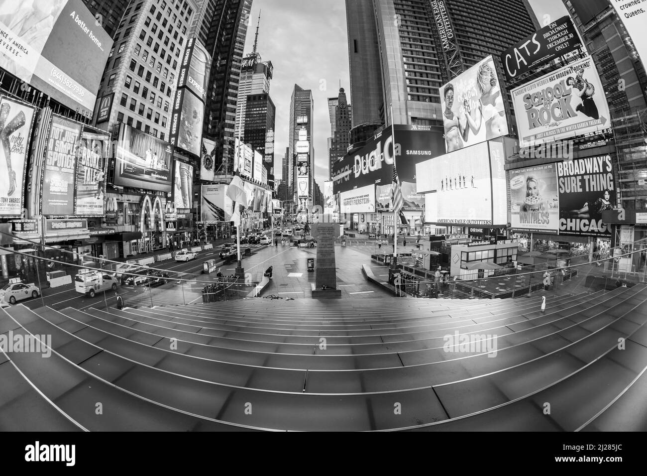 New York, USA - 5. Oktober 2017: Werbung für Nachrichten, Marken und Theater am Times Square am frühen Morgen bei Sonnenaufgang. Das Times Square ist ein Symbol für Ne Stockfoto