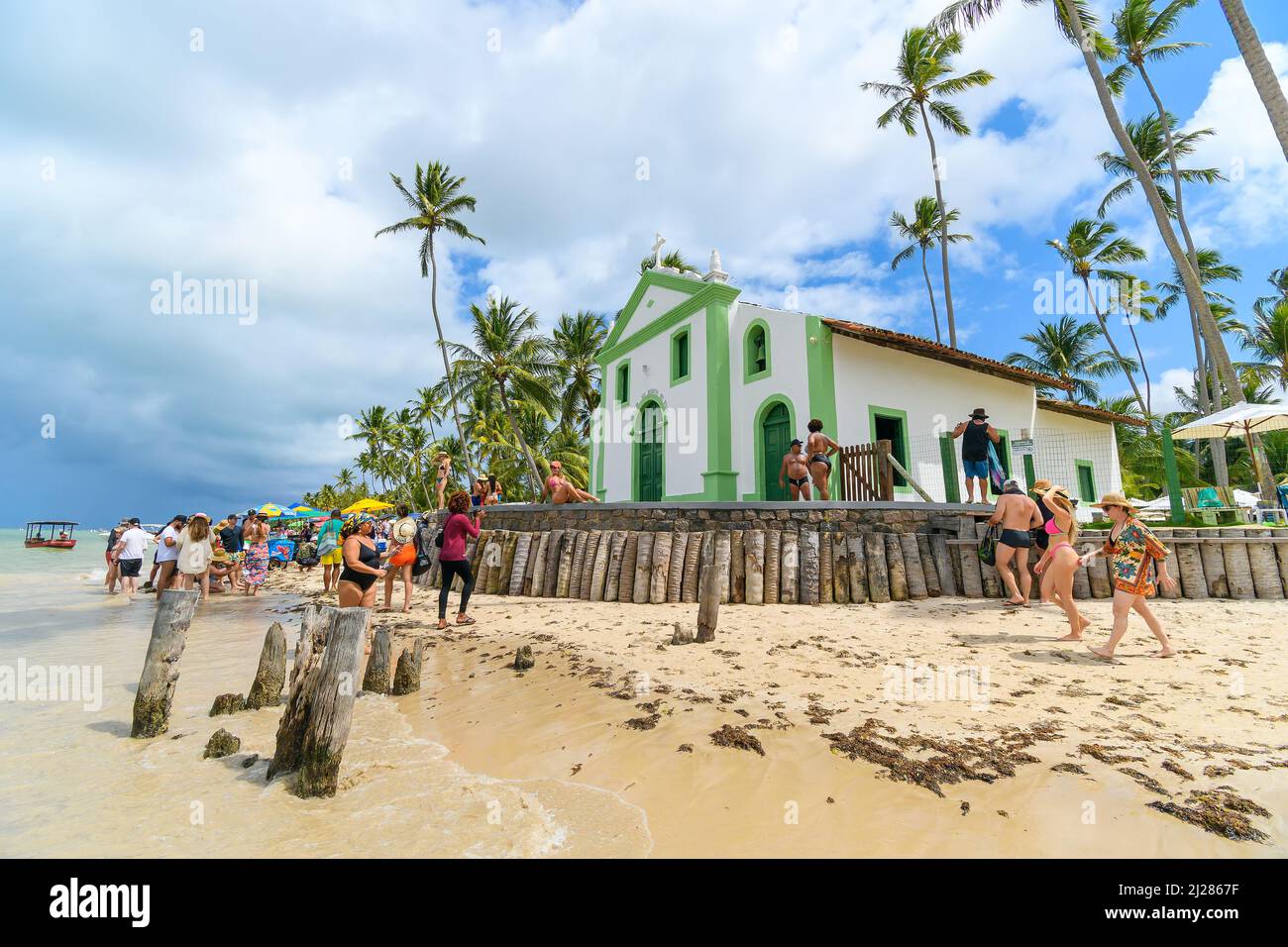 TAMANDARE, PE, Brasilien - 18. Oktober 2021: Touristen, die Fotos in Igrejinha dos Carneiros, der Kapelle des heiligen Benedikt, machen. Eines der touristischen Ziele Stockfoto