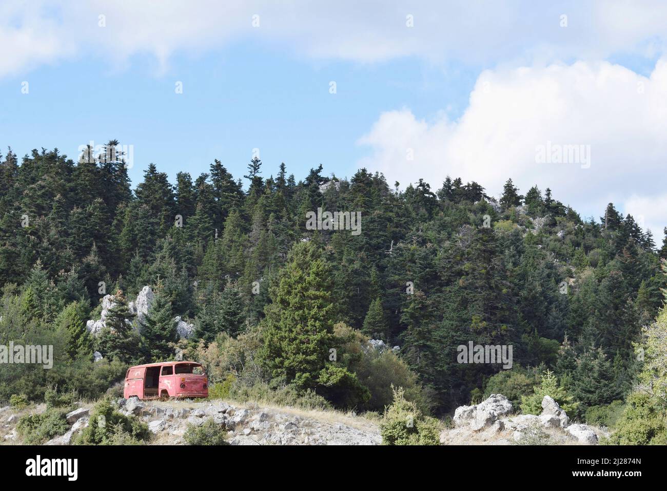 Verlassene rote Van am Wald, am Parnonas Berg, Süd-Kynouria. Wandern und griechische Natur. Arcadia, Peloponnes, Griechenland Stockfoto