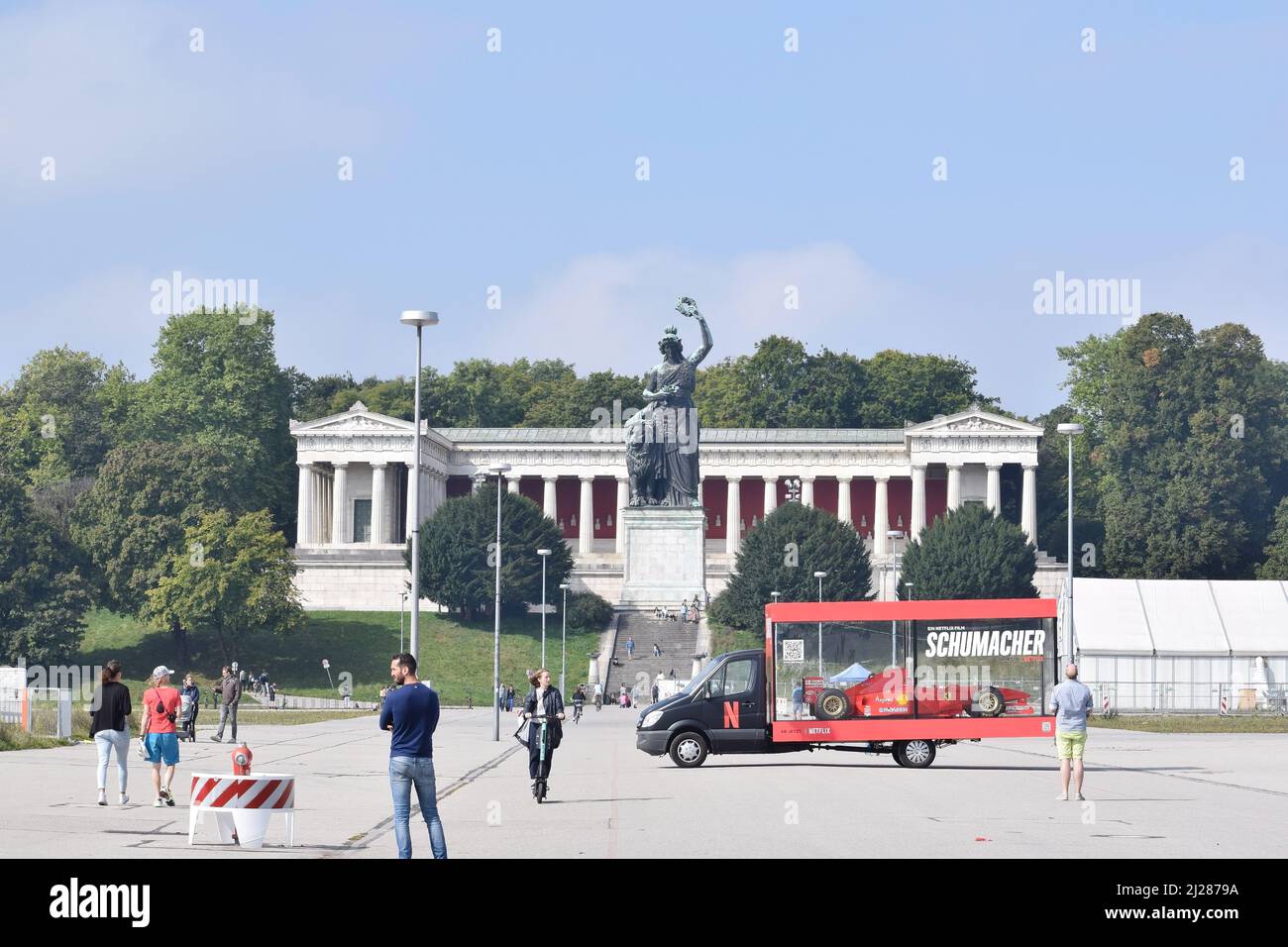 Ein Van von Netflix mit einer Formel 1, Promotion des Dokumentarfilms von Schumacher vor der Hall of Fame in München, Deutschland am 2021. September Stockfoto