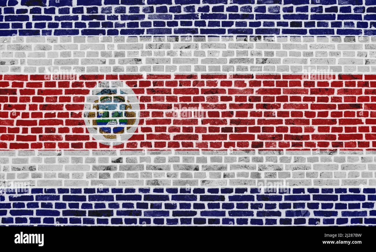 Nahaufnahme einer Ziegelmauer mit der Flagge von Costa Rica. Stockfoto