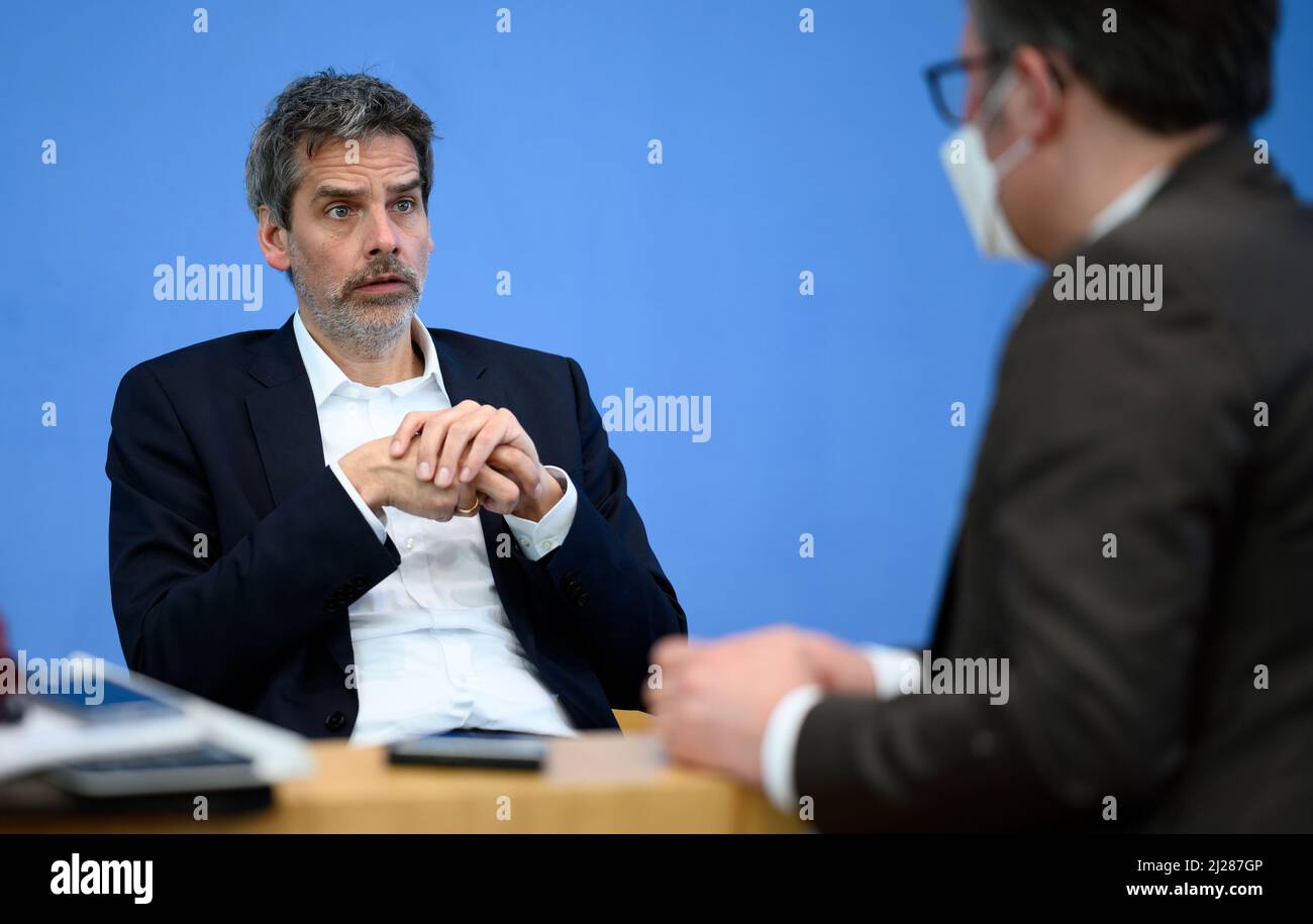 Berlin, Deutschland. 28. März 2022. Steffen Hebestreit, Sprecher der Bundesregierung und Leiter des Presse- und Informationsbüros der Bundesregierung, spricht im Anschluss an eine Pressekonferenz im Haus der Bundespressekonferenz. Quelle: Bernd von Jutrczenka/dpa/Alamy Live News Stockfoto