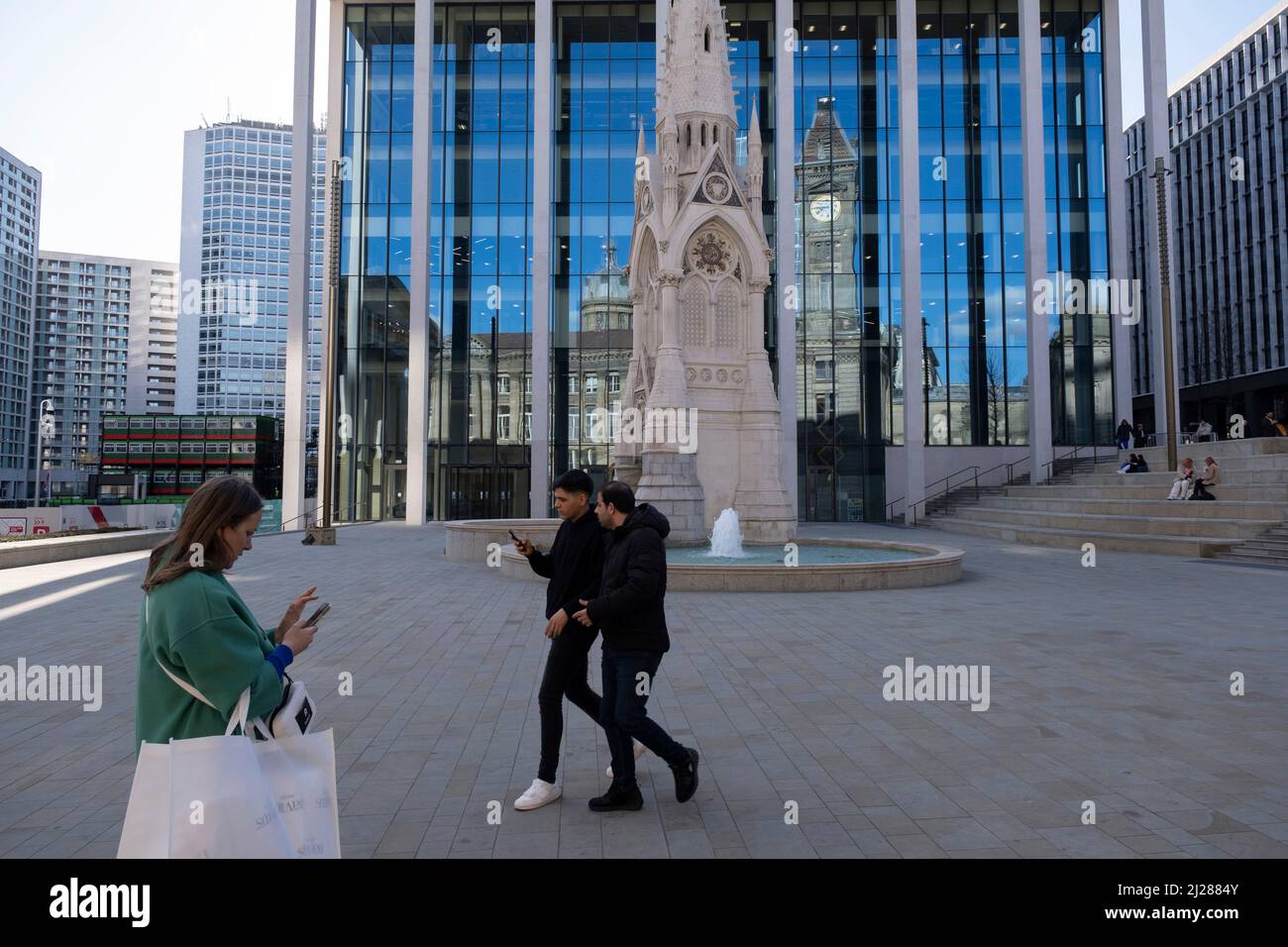 Szene am kürzlich renovierten Chamberlain Square am 14.. März 2022 in Birmingham, Großbritannien. Der Chamberlain Square oder Chamberlain Place ist ein öffentlicher Platz im Zentrum von Birmingham, England, benannt nach dem Staatsmann und bedeutenden Bürgermeister von Birmingham, Joseph Chamberlain. Der viktorianische Platz wurde im Jahr 1970s drastisch umgestaltet, wobei die meisten viktorianischen Gebäude abgerissen wurden. Kürzlich erfolgte eine Renovierung, als der Platz für fünf Jahre bis März 2021 wegen Umbauarbeiten im Rahmen des Paradise-Plans für die Öffentlichkeit gesperrt wurde. Stockfoto