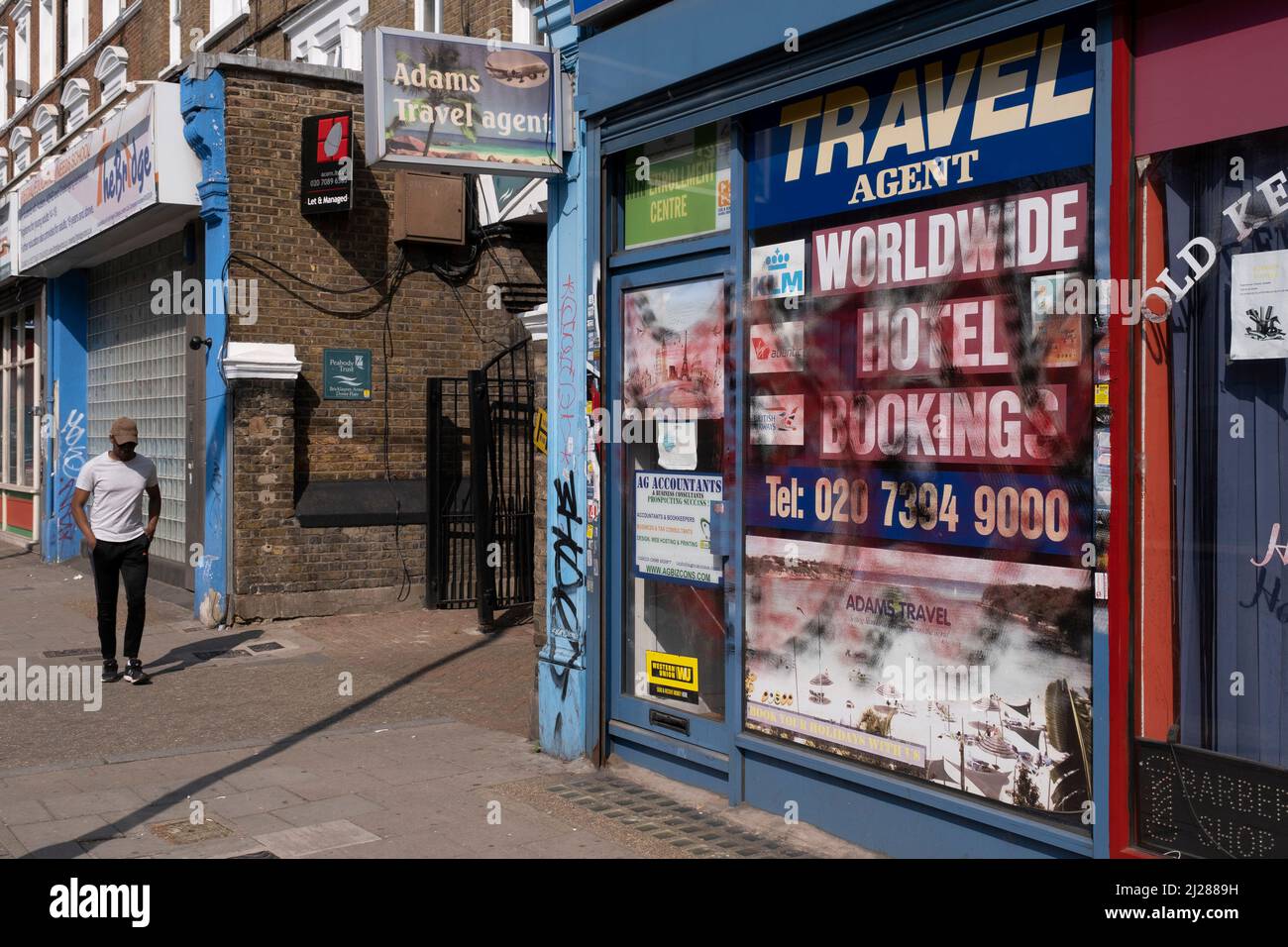 Reisebüro an der Old Kent Road am 24.. März 2022 in London, Großbritannien. Die Old Kent Road ist eine wichtige Durchgangsstraße im Südosten Londons, die durch den Stadtteil Southwark führt. Es war ursprünglich Teil einer alten Strecke, die von den Römern gepflastert wurde. Es ist jetzt Teil der A2, einer großen Straße von London zur Südostküste. Heutzutage fühlt sich die Umgebung heruntergekommen an, und obwohl es viele neue Wohnsiedlungen gibt, hat sie eine sehr starke Atmosphäre im alten East End, mit dem moderneren Twist einer sehr multikulturellen Bevölkerung. Stockfoto