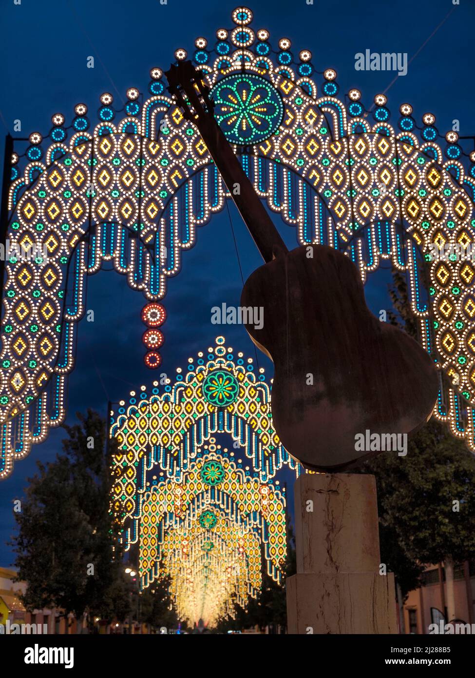 Dekorative Beleuchtung am Eingang des Fuengirola-Messegeländes während der Feier der traditionellen Oktobermesse. Stockfoto