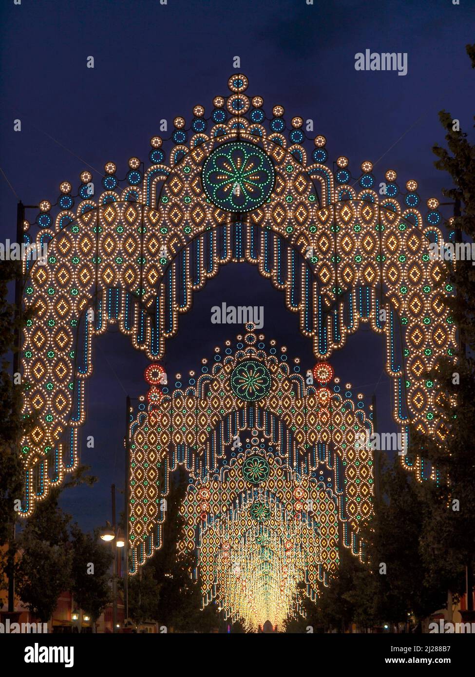 Dekorative Beleuchtung am Eingang des Fuengirola-Messegeländes während der Feier der traditionellen Oktobermesse. Stockfoto