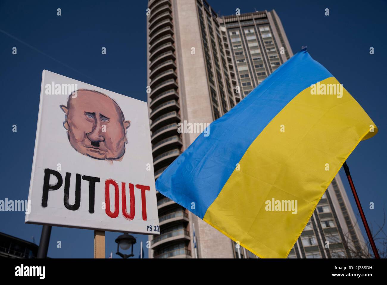 Bild des russischen Präsidenten Wladimir Putin, beschrieben als eine Hitlerfigur, als sich Tausende von Menschen in der Hauptstadt zu einem friedensmarsch ‘London steht mit der Ukraine’ in Solidarität mit dem Volk der Ukraine am 26.. März 2022 in London, Großbritannien, versammeln. Der Konflikt in der Ukraine befindet sich nun in seinem zweiten Monat, und ihr Präsident hat die Menschen auf der ganzen Welt dazu aufgerufen, sich gegen die russische Invasion und den anhaltenden Krieg in der Region zu vereinen. Die ukrainische Flagge in Gelb und Blau war überall in dieser bunten Show der Einheit zu sehen. Stockfoto
