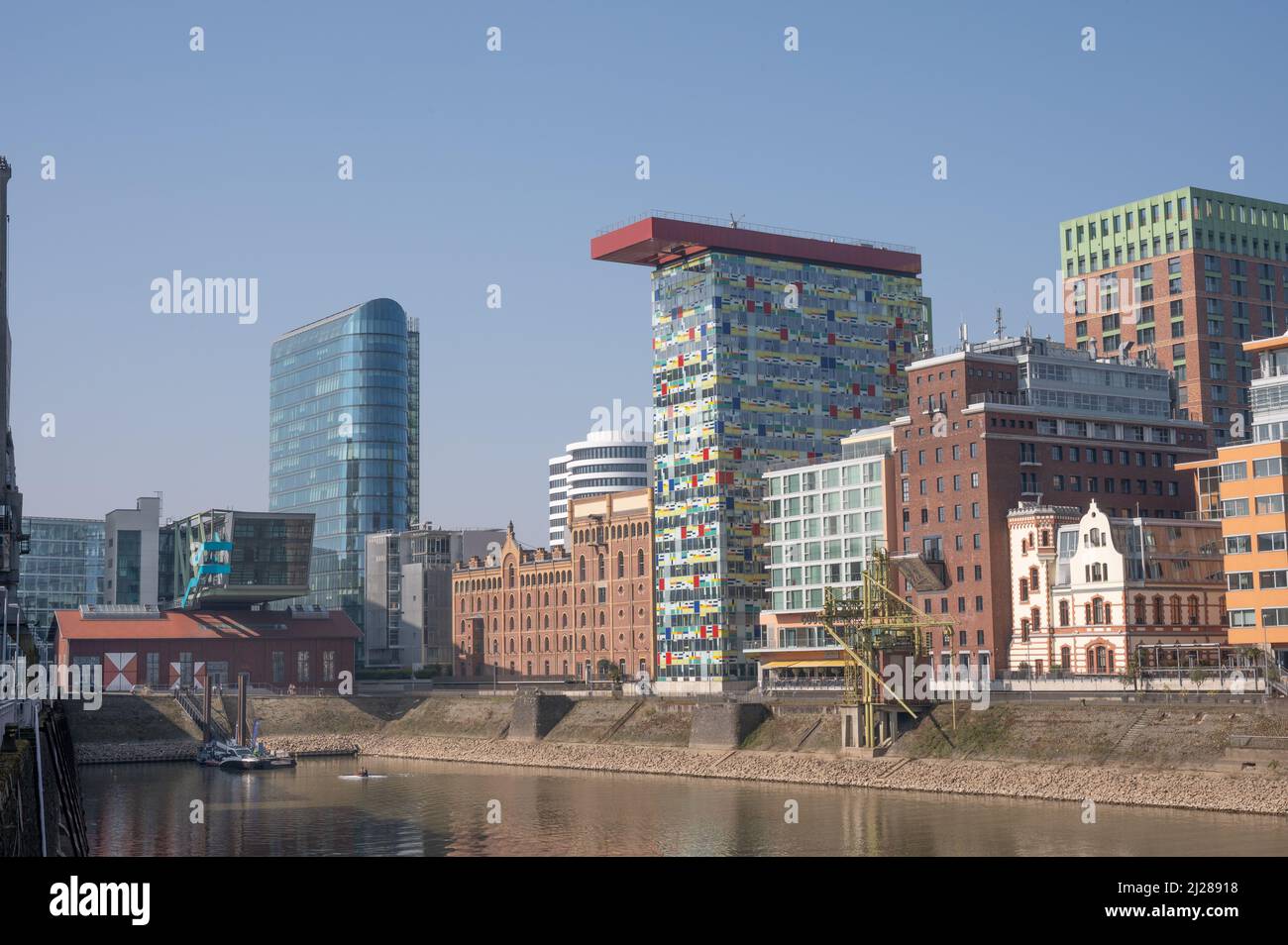 Düsseldorf März 2022: Medienhafen der Landeshauptstadt Nordrhein-Westfalen Stockfoto