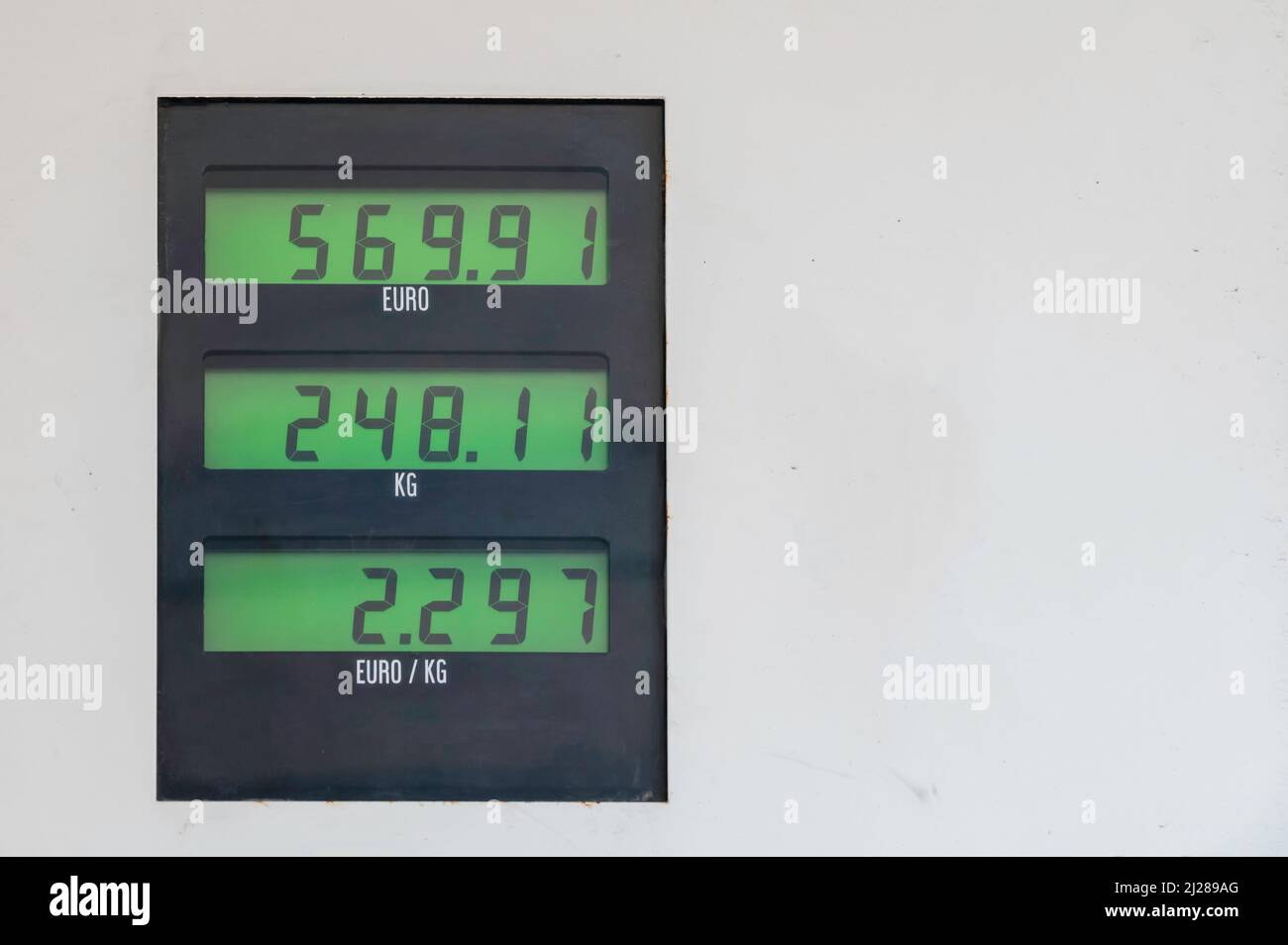 Hohe Preise in Euro pro Kilogramm an LNG-Tankstellen werden die Transportunternehmen 2022 belasten Stockfoto