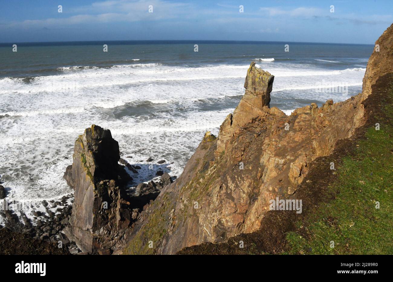 Sandsteinsäule an der geologisch vielfältigen Nordküste Cornwalls an der Sandymouth Bay mit dem Atlantik im Hintergrund.Cornwall.England. VEREINIGTES KÖNIGREICH. Stockfoto