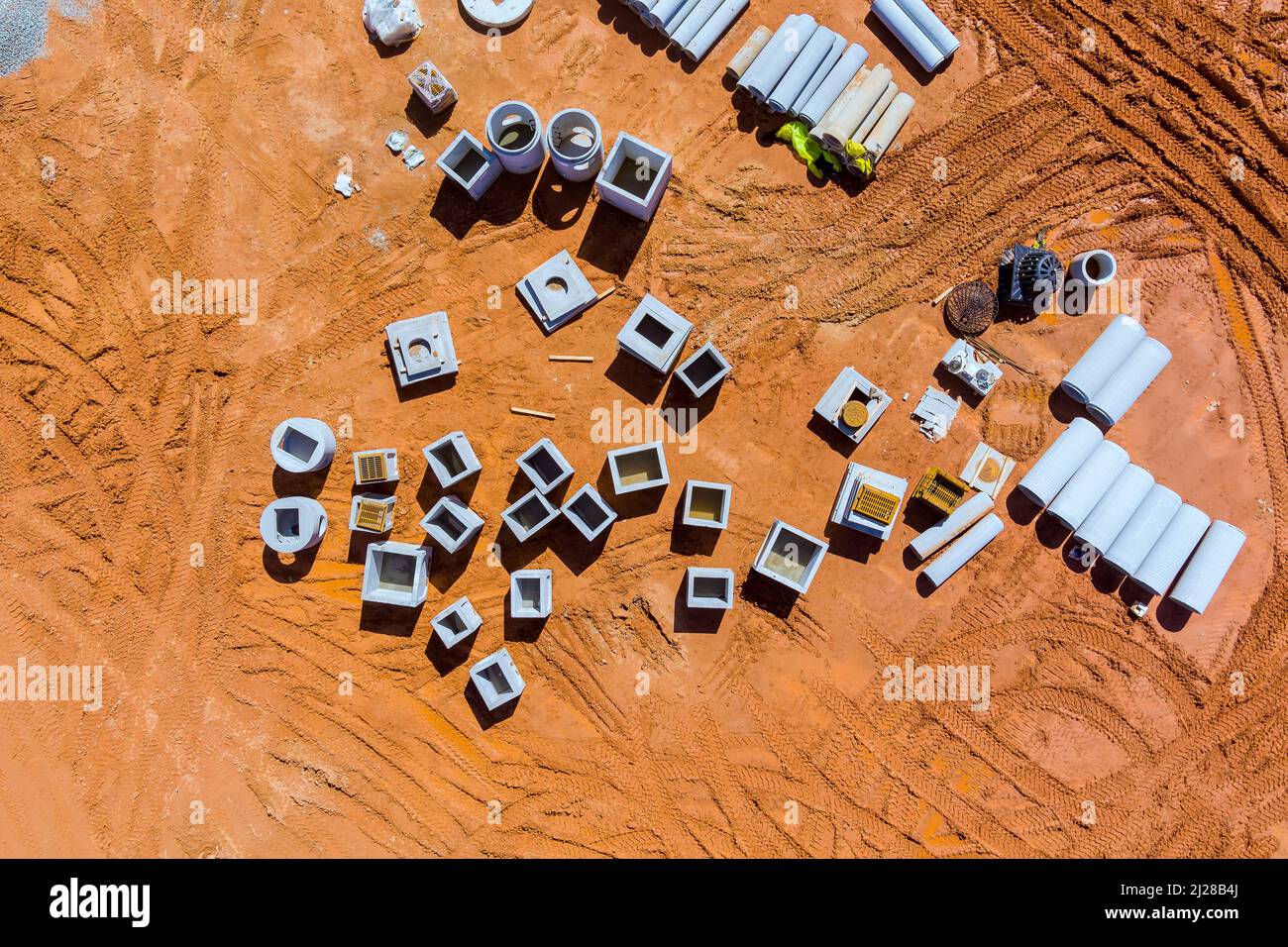 Luftaufnahme der Baustelle in Vorbereitung Prozess Bau eines neuen Hauses auf Beton Sanitärrohre Sturmabflusssysteme Stockfoto