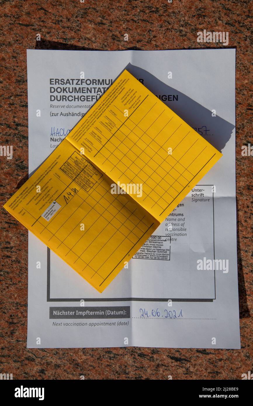 Frankfurt, Deutschland - 1. April 2021: deutsches Impfbuch mit dokumentierter Impfimpfung. Stockfoto