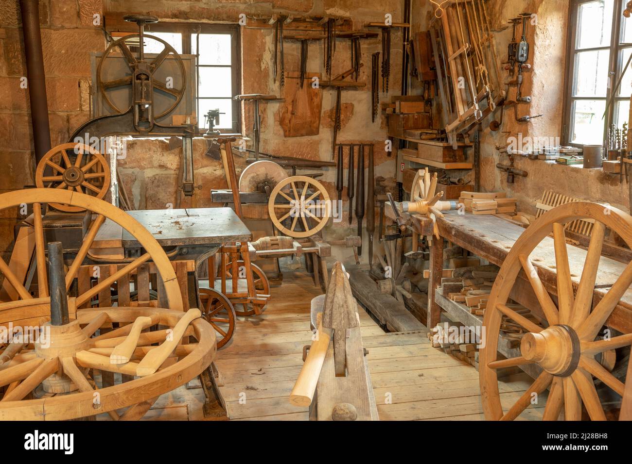 Neu Anspach, Deutschland - 15. April 2021: Die Werkstatt der Radhersteller im Hessenpark in Neu Anspach. Seit 1974 werden die traditionellen Arbeitsplätze an der Mu gezeigt Stockfoto