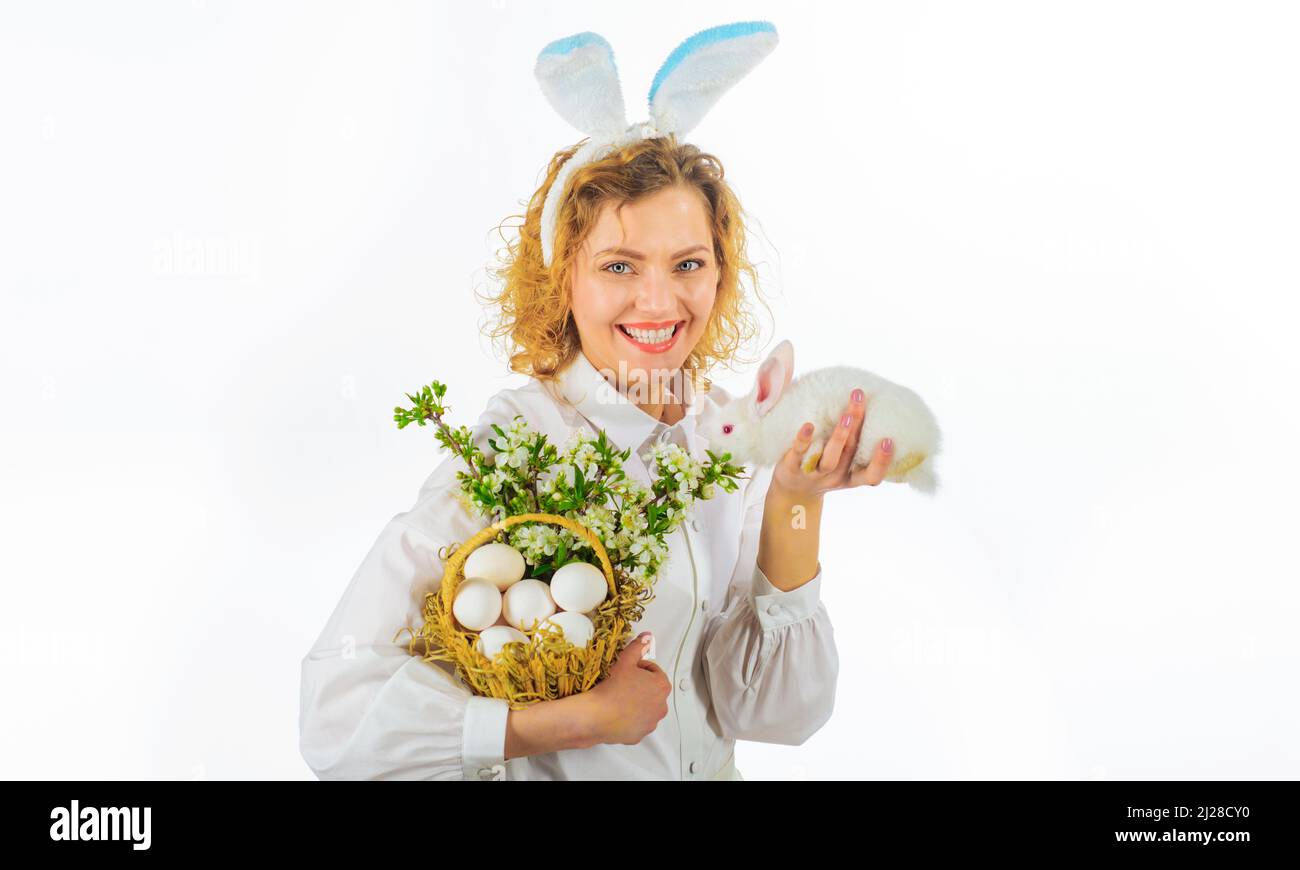 Frohe Ostern. Lächelndes Mädchen mit Körbchen und Hasen. Religionssymbol. Frühlingsferien. Stockfoto