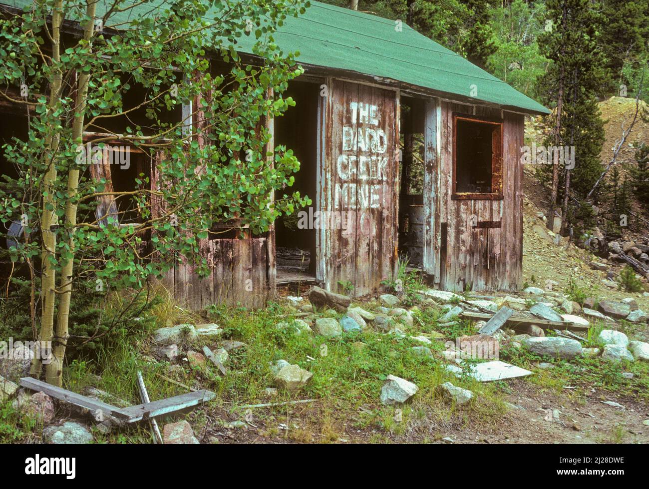 CO: Clear Creek County, Arapahoe National Forest, Bard Creek, verlassene Bergbauhütte, ursprünglich rot gestrichen mit 'Bard Creek Mine' [Fragen Sie nach #138,037. Stockfoto