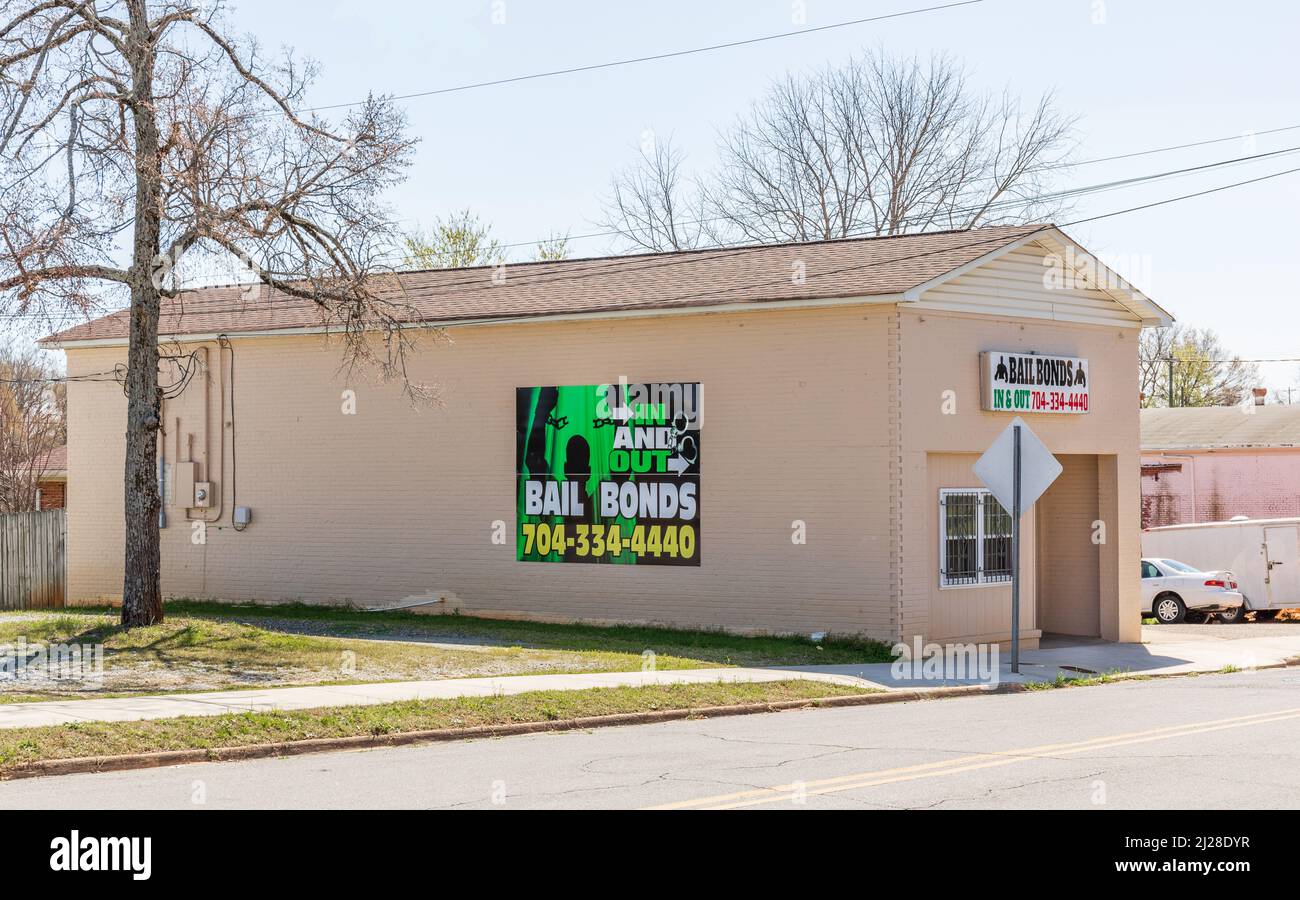 SHELBY, NC, USA-28 MARCH 2022: In and Out Bail Bonds. Stockfoto
