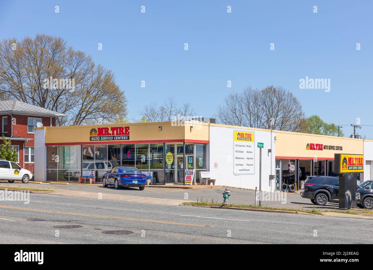 SHELBY, NC, USA-28 MARCH 2022: Ein Mr. Tire Auto Service Center, mehrere Schilder, Gebäude, Parkplatz, Schaufenster. Stockfoto