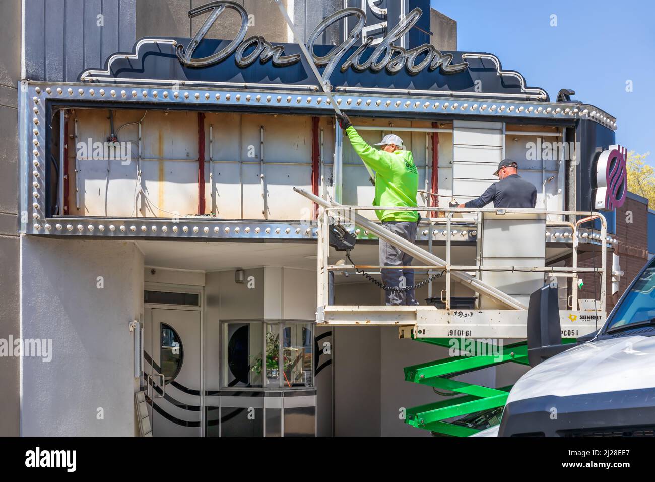 SHELBY, NC, USA-28 MARCH 2022: Ersetzt den alternden Marquee im Don Gibson Theater. Zwei Männer arbeiten. Stockfoto