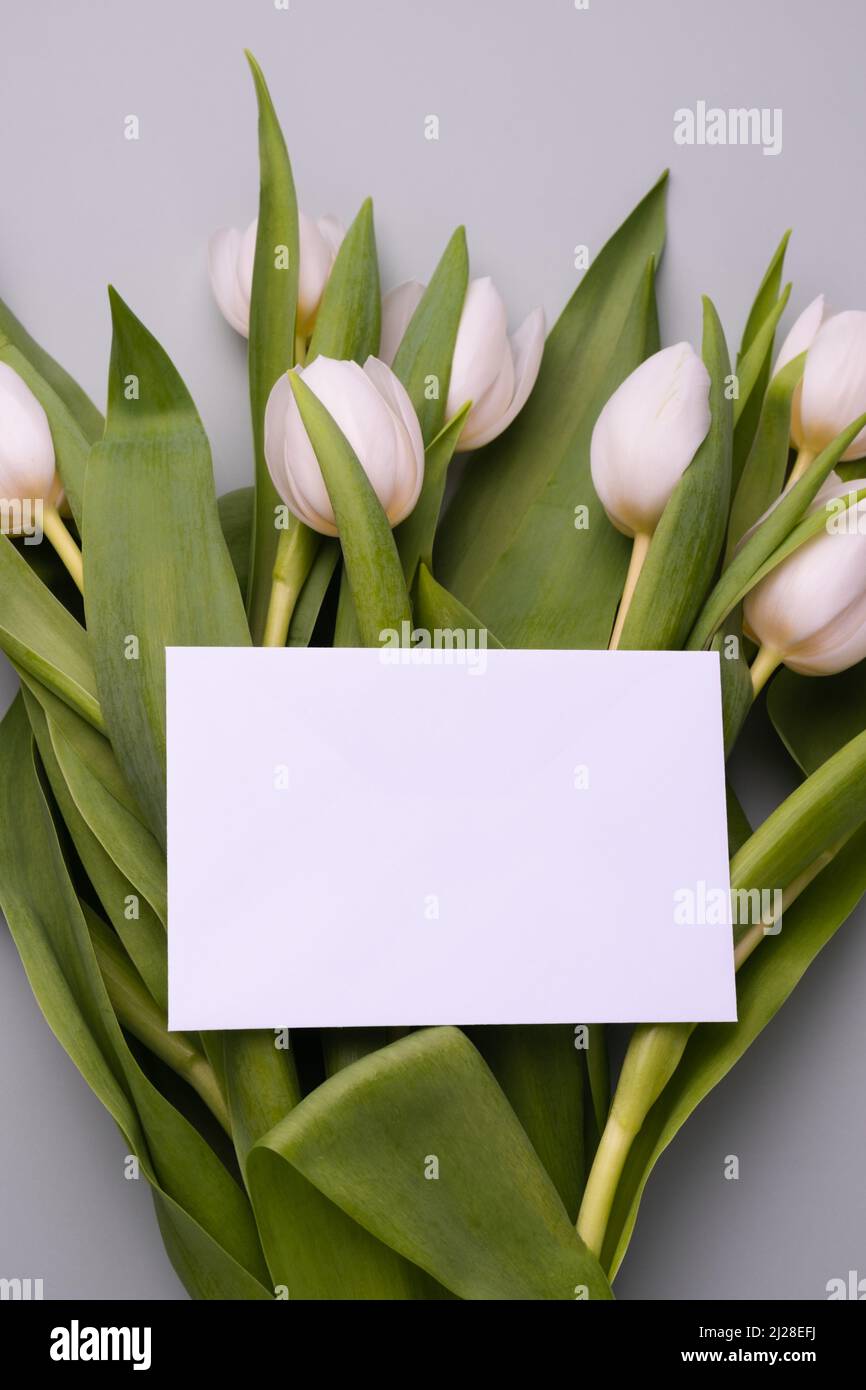 Leere Karte für Glückwünsche oder Einladungen. Nachbau für Muttertagsfeier, Jubiläum oder Hochzeit. Stockfoto