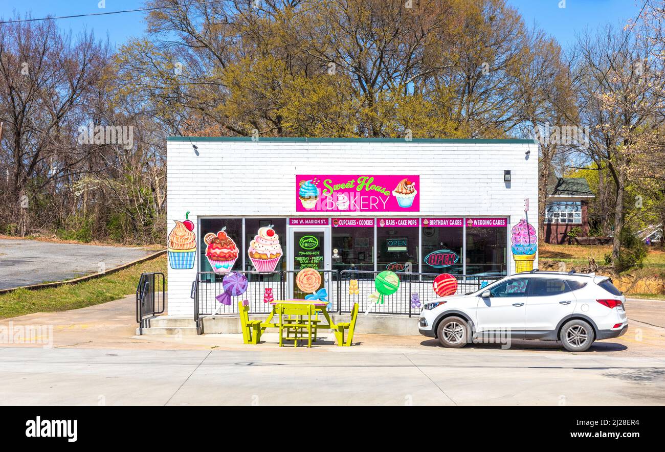 SHELBY, NC, USA-28 MARCH 2022: The Sweet House Bakery, with colorful signs and Outdoor seating, on W. Marion St. Stockfoto