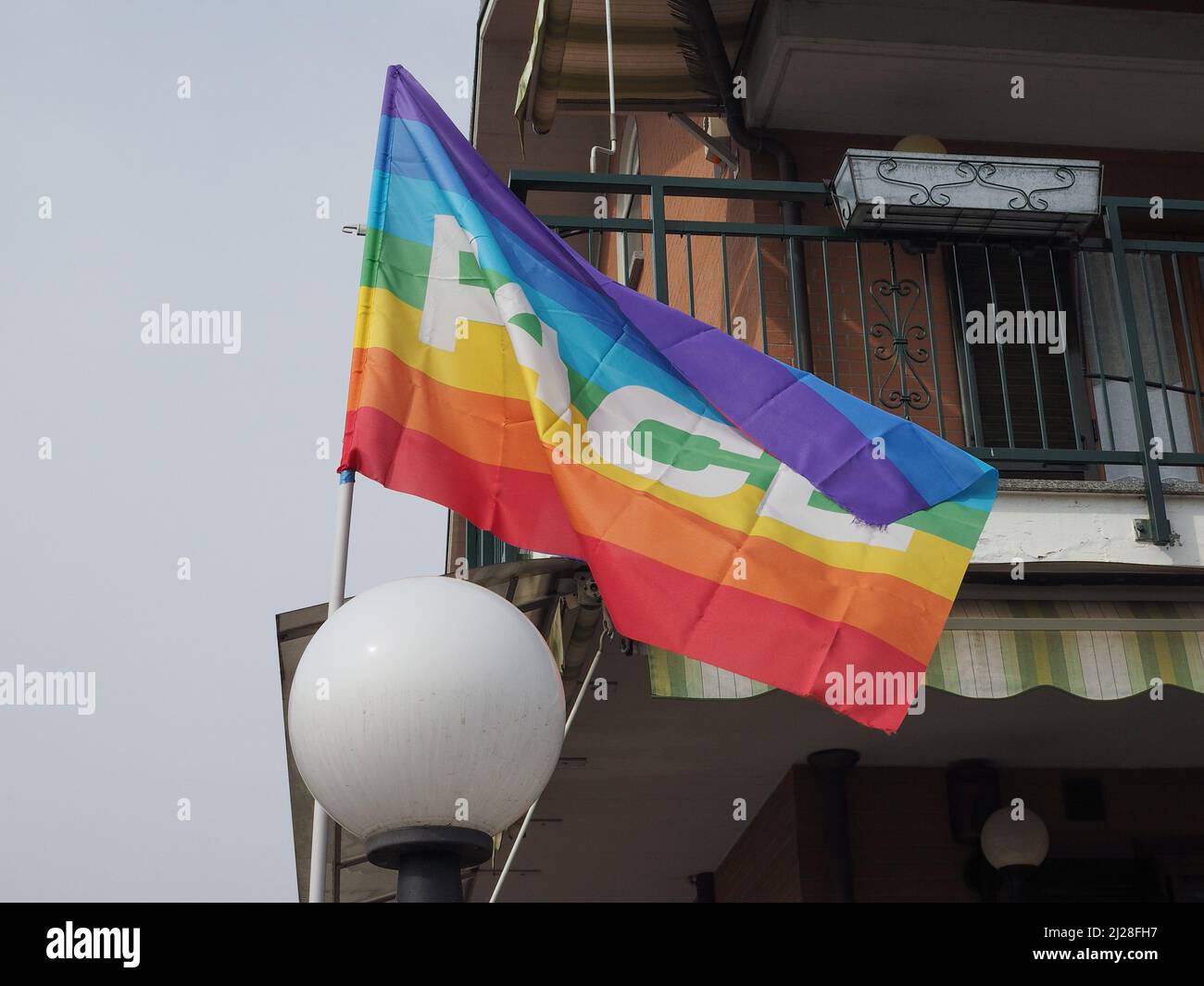 regenbogen-Friedensflagge als gemeinsames Symbol für den internationalen Frieden Stockfoto