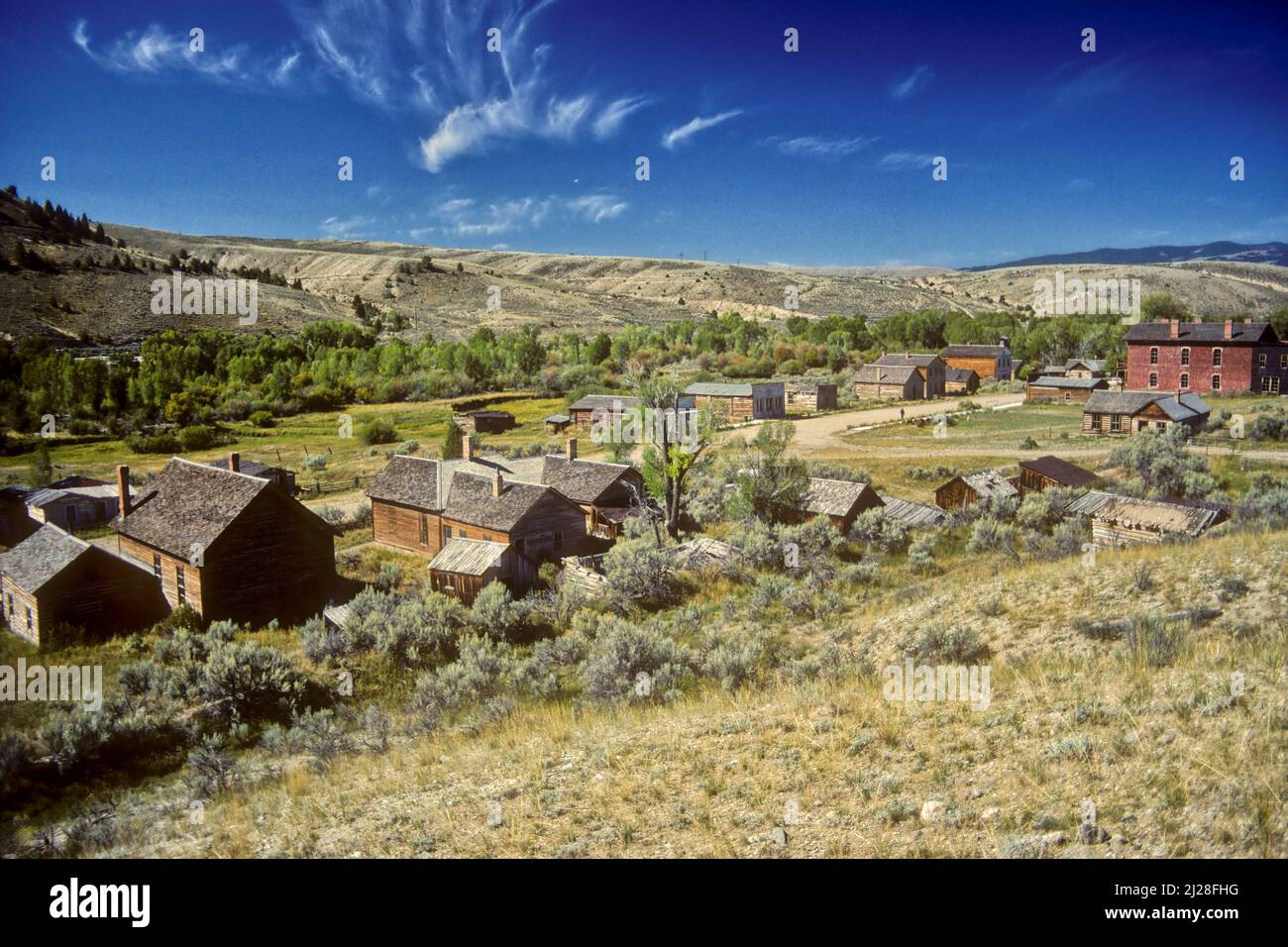 MT: Beaverhead County, Dillon Area, Bannack State Park. Blick auf die Geisterstadt Bannack, in einem Wüstenhügel gelegen Stockfoto