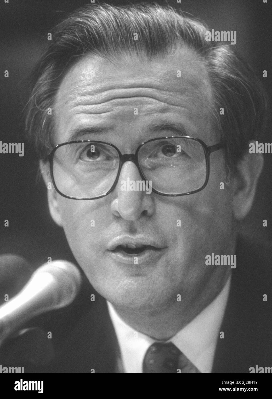 WASHINGTON, DC, USA - US-Senator Jay Rockefeller (D-WV) spricht während der Anhörung des Ausschusses, Februar 1992. Stockfoto