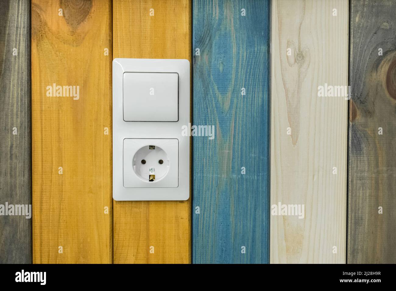 Steckdose mit eingestecktem Stecker an hellblauer Wand, Platz für Text.  Stromversorgung Stockfotografie - Alamy