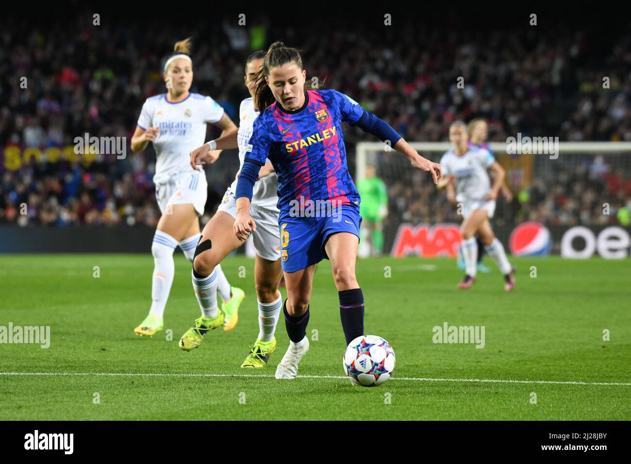 Barcelona, Spanien. 30. März 2022. BARCELONA, SPANIEN - 30. MÄRZ: Clàudia Pina aus Barcelona fährt den Ball während eines UEFA Women's Champions League-Spiels zwischen Barcelona und Real Madrid am 30. März 2022 im Camp Nou in Barcelona, Spanien. (Foto von Sara Aribó/PxImages) Credit: Px Images/Alamy Live News Stockfoto