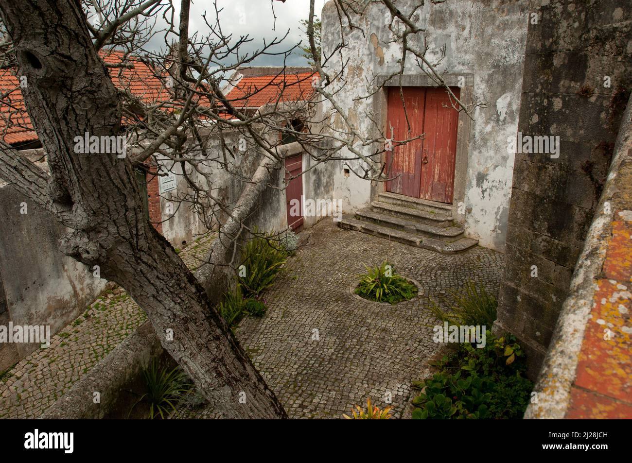 Blick auf eine Gasse in der Altstadt von Sintra, Portugal Stockfoto