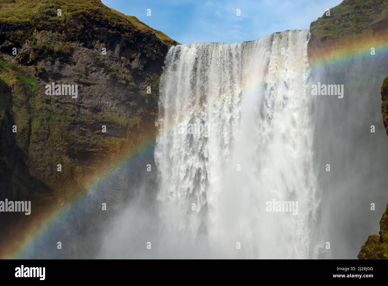 Berühmter Skogafoss Wasserfall mit Regenbogen, Südisland Stockfoto