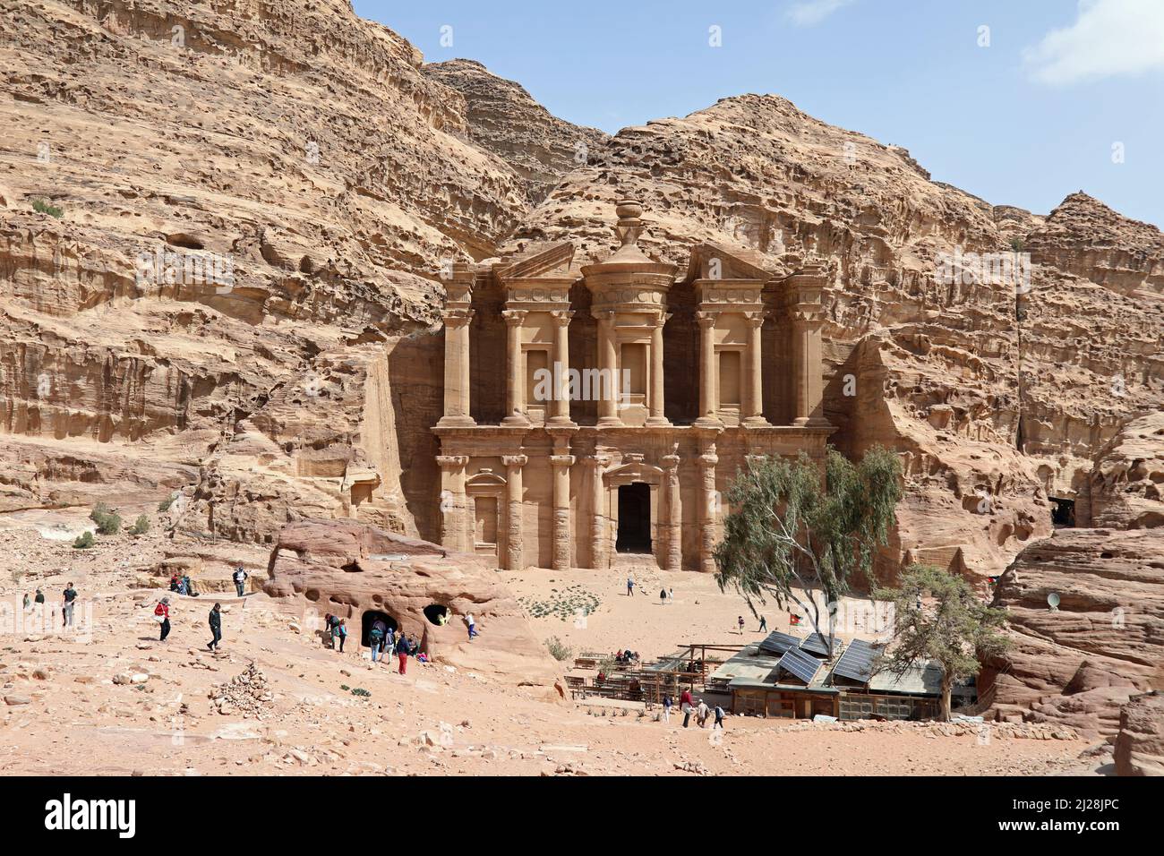 Touristen im Kloster in Petra Stockfoto