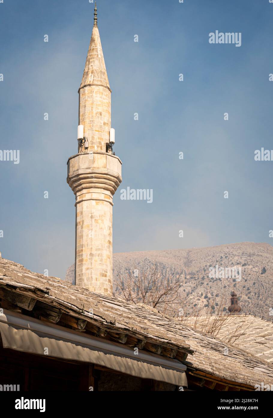 Steinkacheldächer und Minarett in der Stadt Mostar, Bosnien und Herzegowina Stockfoto