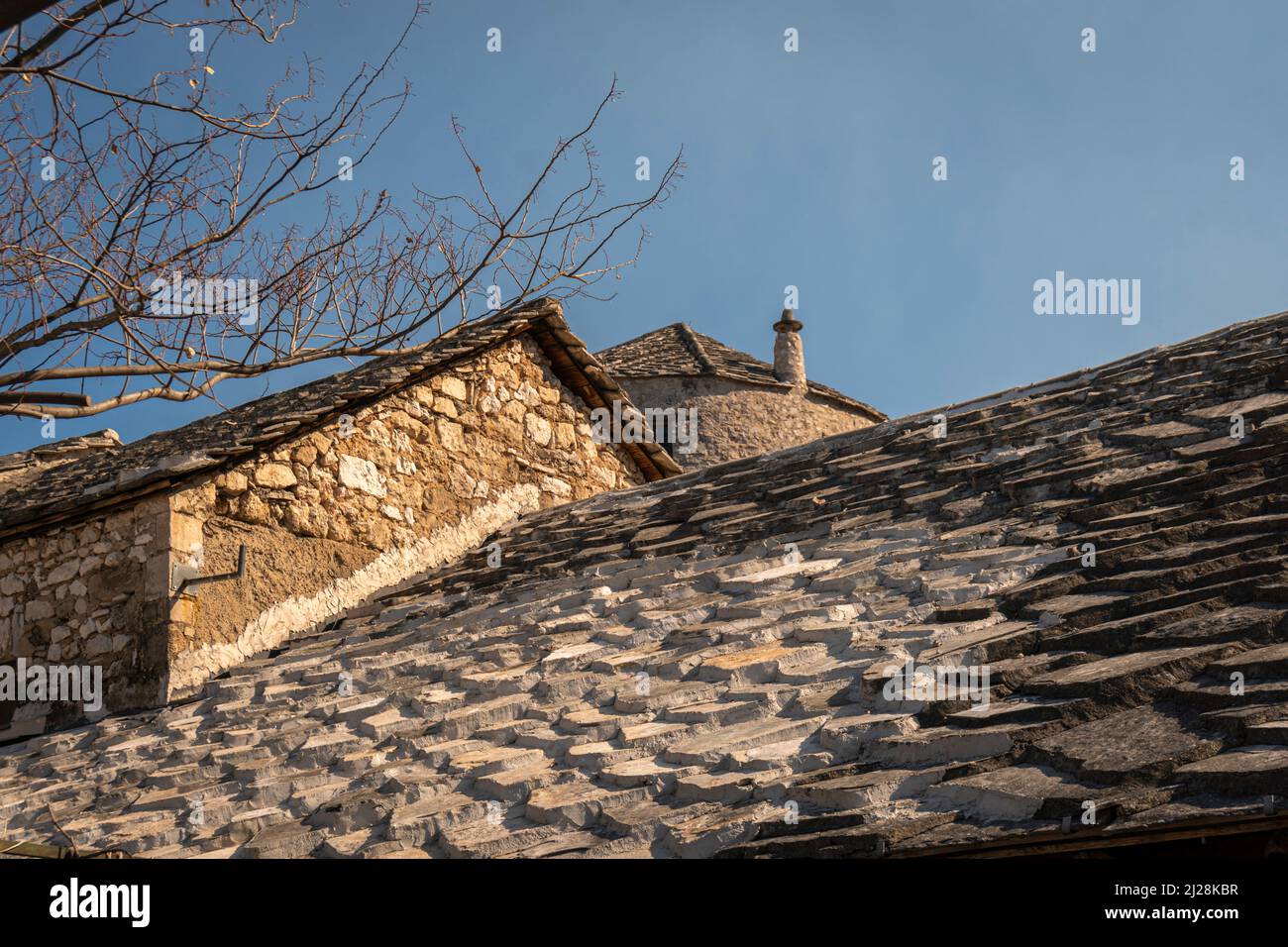 Steinkacheldächer in der Stadt Mostar, Bosnien und Herzegowina Stockfoto