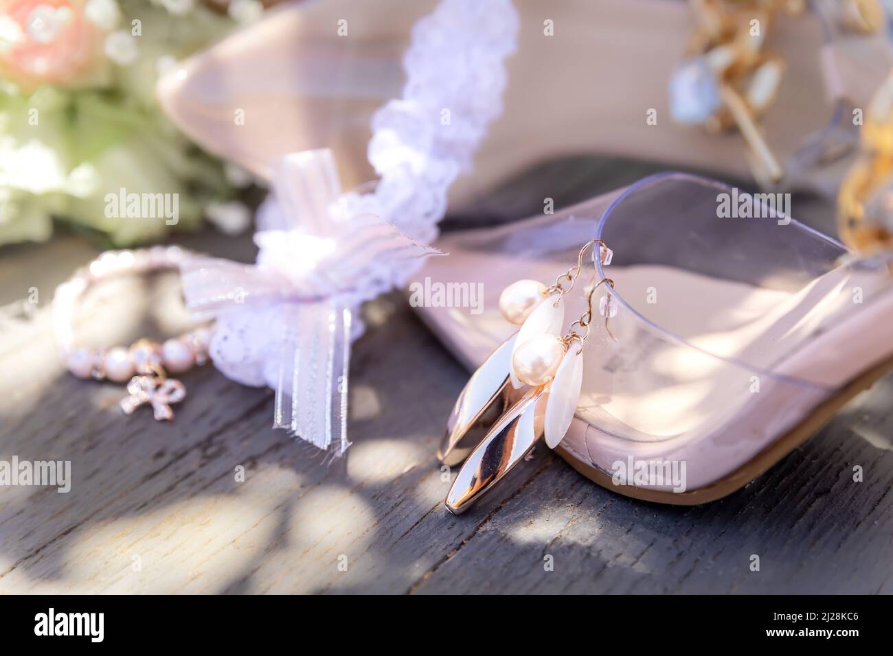Feminine rosa und weiße Brautdetails Nahaufnahme im Freien Stockfoto