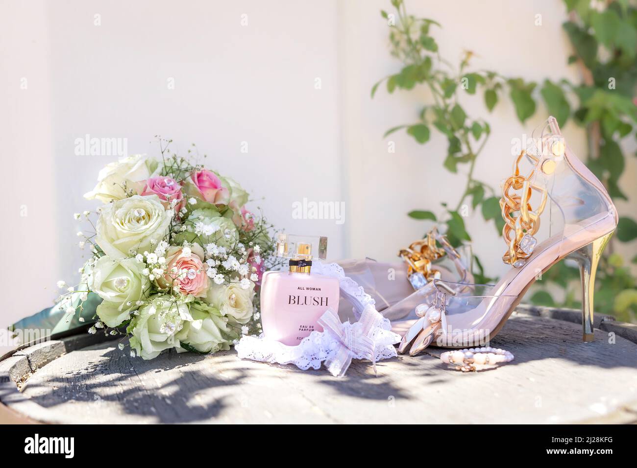 Feminine rosa und weiße Brautdetails Nahaufnahme im Freien Stockfoto