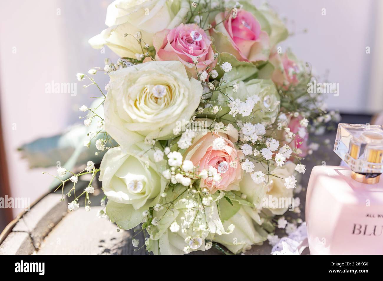 Ein Bouquet aus weißen und rosa Rosen für eine Braut Stockfoto