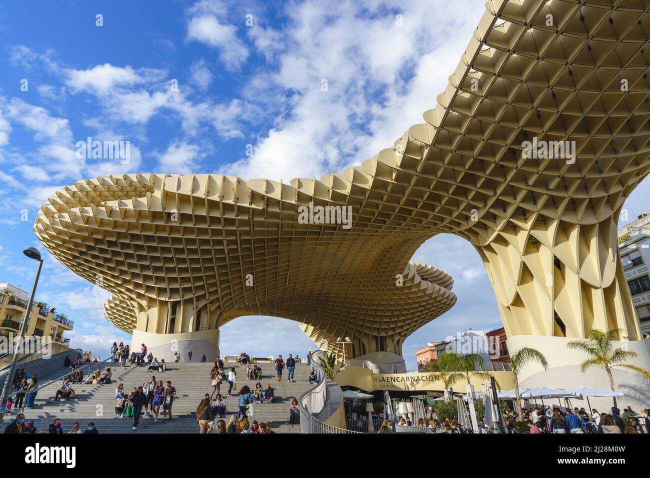 Sevilla, Spanien, 5. März 2022. Las Setas de Sevilla mit zahlreichen Menschen, die auf der Treppe ruhen. Metropol Sonnenschirm. Stockfoto