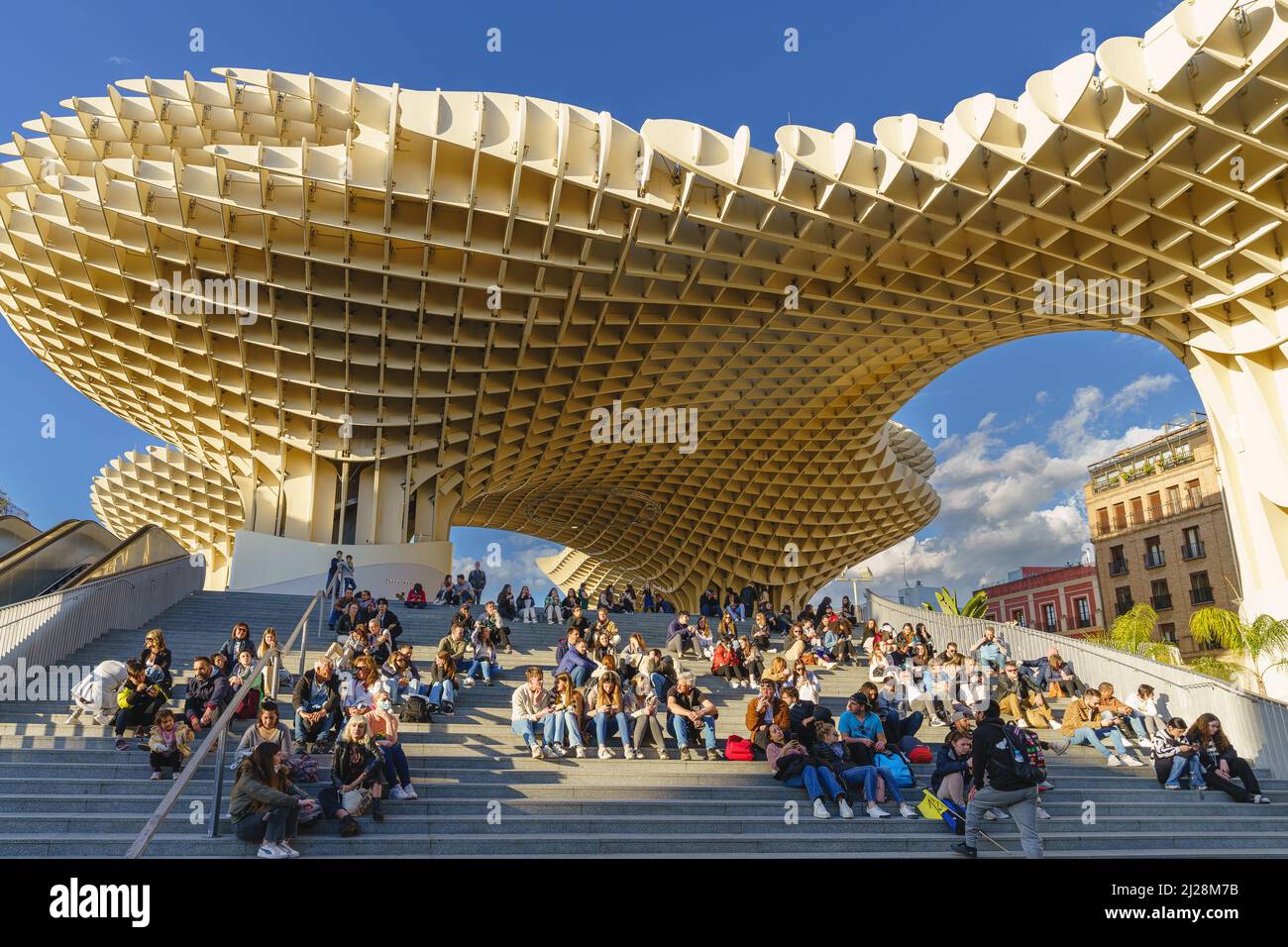Sevilla, Spanien, 5. März 2022. Las Setas de Sevilla mit zahlreichen Menschen, die auf der Treppe ruhen. Metropol Sonnenschirm. Stockfoto