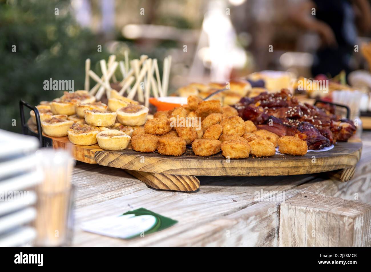 Eine Auswahl an Snacks/Canapé wird draußen serviert Stockfoto