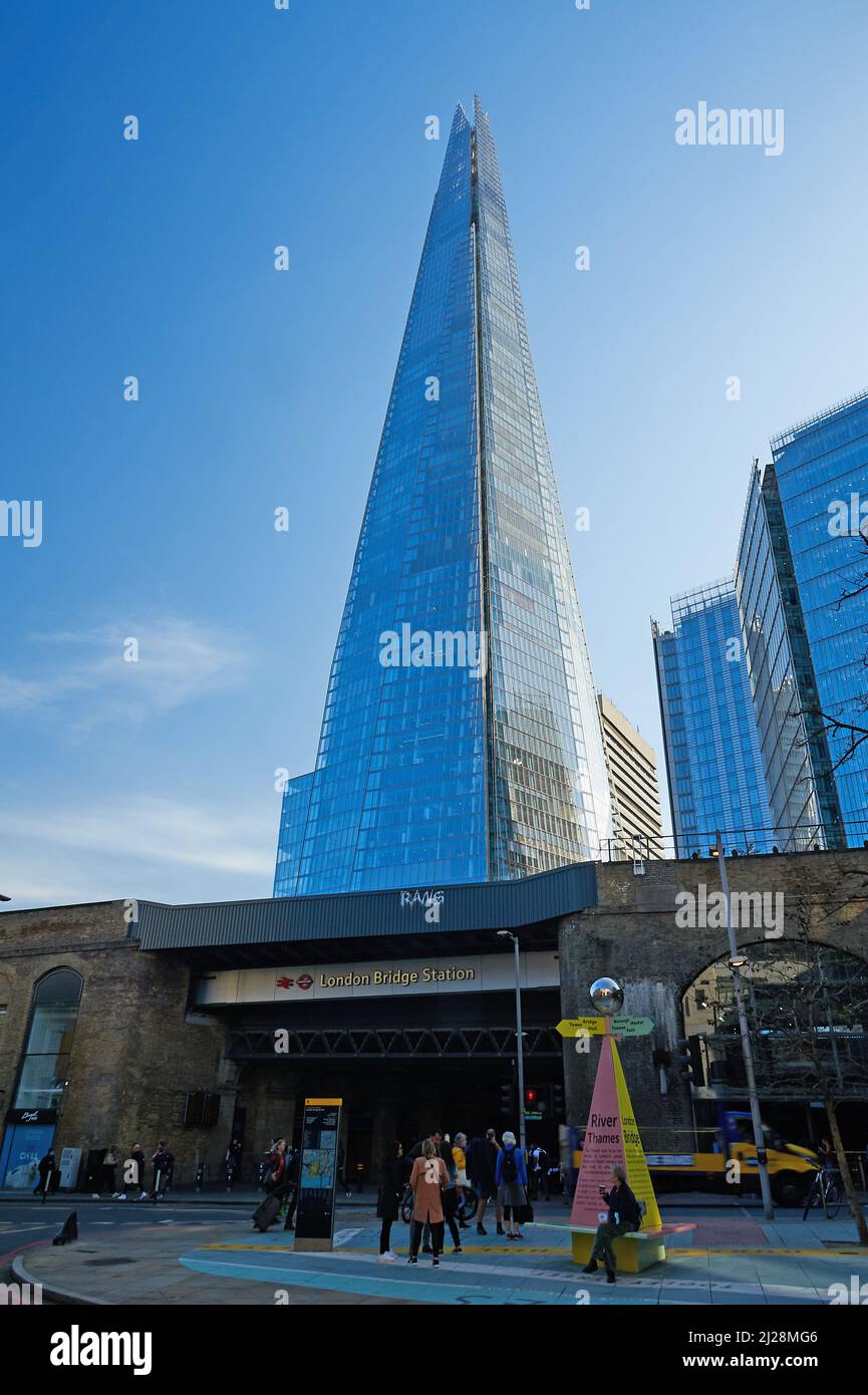 The Shard, London, thront über dem Bahnhof London Bridge am Südufer der Themse Stockfoto
